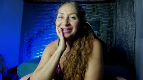 Snapshot of kitty_violet_ chatting on 12.01.25 violet online show from 12.01.25