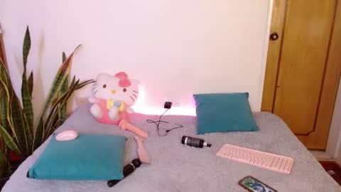 LAURA  help me reach 100likes online show from 02.10.26