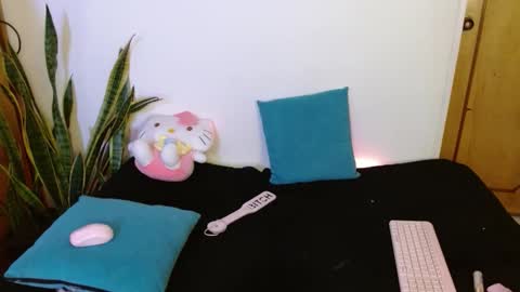 LAURA  help me reach 100likes online show from 02.11.26