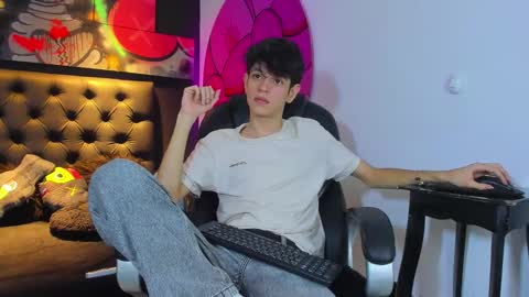 Snapshot of klaus_sunrise_xx chatting on 10.20.25 KLAUS online show from 10.20.25