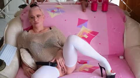 Snapshot of klitores chatting on 10.27.25 ALYONA online show from 10.27.25