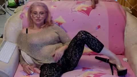 Snapshot of klitores chatting on 11.11.25 ALYONA online show from 11.11.25