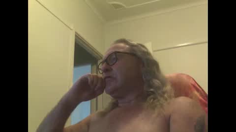 Snapshot of knobout chatting on 12.21.25 knobout online show from 12.21.25