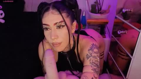 Snapshot of korolovaa chatting on 10.17.25 korolova online show from 10.17.25