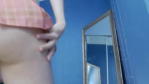 Snapshot of kriskras__ chatting on 12.18.25 kriskras__ online show from 12.18.25