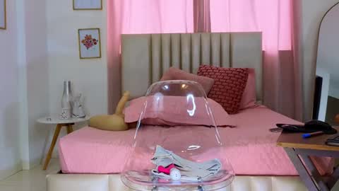 Snapshot of kristennblue_ chatting on 12.19.24 Kris online show from 12.19.24