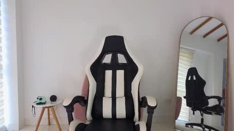 Snapshot of kristennblue_ chatting on 09.12.25 Kris online show from 09.12.25