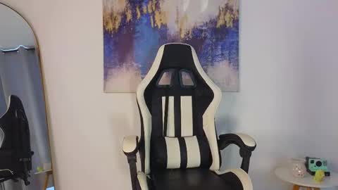 Snapshot of kristennblue_ chatting on 11.10.25 Kris online show from 11.10.25