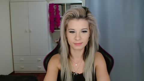 Snapshot of kristineamore chatting on 10.28.25 KristineAmore online show from 10.28.25