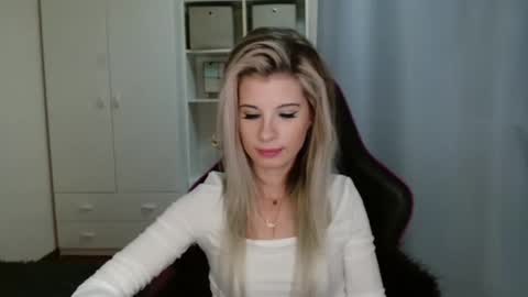 Snapshot of kristineamore chatting on 11.06.25 KristineAmore online show from 11.06.25