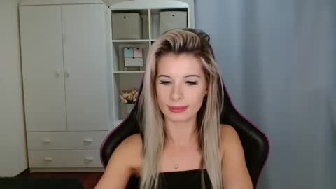 Snapshot of kristineamore chatting on 11.25.25 KristineAmore online show from 11.25.25