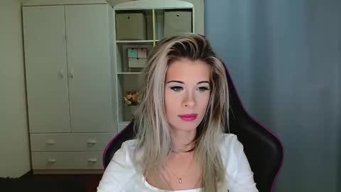 Snapshot of kristineamore chatting on 11.26.25 KristineAmore online show from 11.26.25