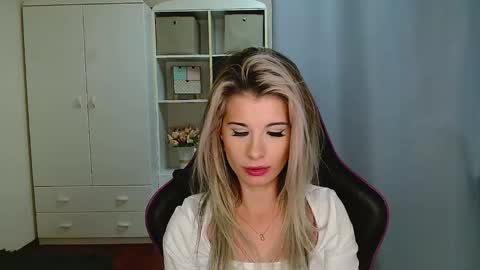 Snapshot of kristineamore chatting on 11.26.25 KristineAmore online show from 11.26.25