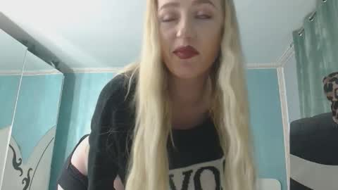 Snapshot of krystal_desire chatting on 01.12.26 krystal desire online show from 01.12.26