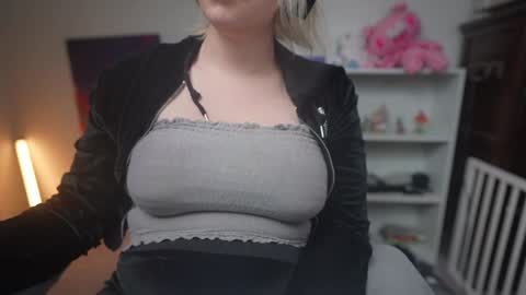 Snapshot of krystalsyxx chatting on 01.21.25 Krystal Syx online show from 01.21.25