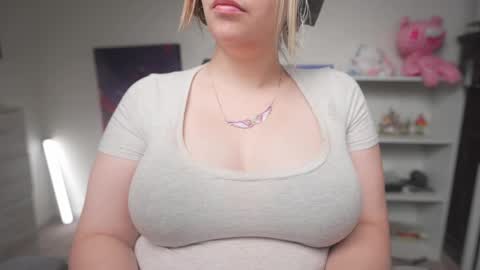 Snapshot of krystalsyxx chatting on 10.02.25 Krystal Syx online show from 10.02.25