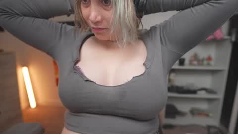 Snapshot of krystalsyxx chatting on 11.08.25 Krystal Syx online show from 11.08.25