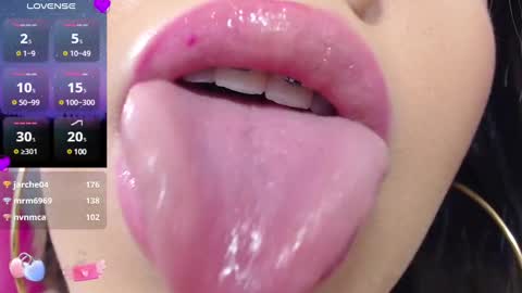 Snapshot of krysten_ritter2 chatting on 02.10.25 krys online show from 02.10.25