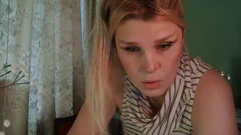 Snapshot of kudesnizza chatting on 12.19.24 Annika MTF ts post -op online show from 12.19.24