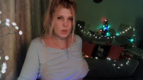 Snapshot of kudesnizza chatting on 12.20.24 Annika MTF ts post -op online show from 12.20.24