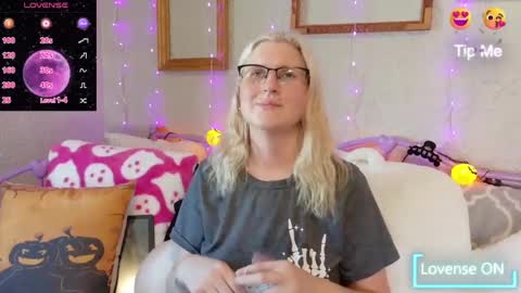 Snapshot of kunzitegoddess chatting on 09.27.25 Samantha online show from 09.27.25