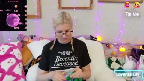 Snapshot of kunzitegoddess chatting on 10.22.25 Samantha online show from 10.22.25