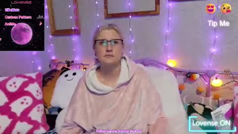 Snapshot of kunzitegoddess chatting on 10.23.25 Samantha online show from 10.23.25