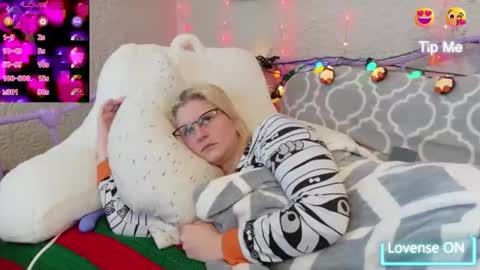 Snapshot of kunzitegoddess chatting on 11.04.25 Samantha online show from 11.04.25