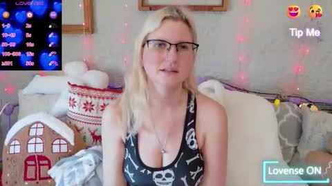 Snapshot of kunzitegoddess chatting on 11.17.25 Samantha online show from 11.17.25