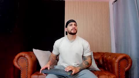 Snapshot of kylenorth_ chatting on 11.19.25 kylenorth_ online show from 11.19.25