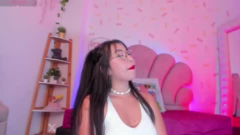 Snapshot of kylie_evans_18 chatting on 10.27.25 Kylie online show from 10.27.25