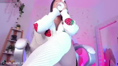 Snapshot of kylie_evans_18 chatting on 11.04.25 Kylie online show from 11.04.25