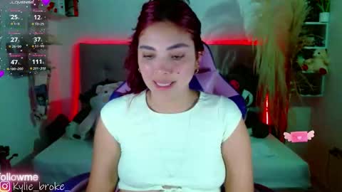 Snapshot of kylie_hottt_ chatting on 10.22.25 k ylie online show from 10.22.25