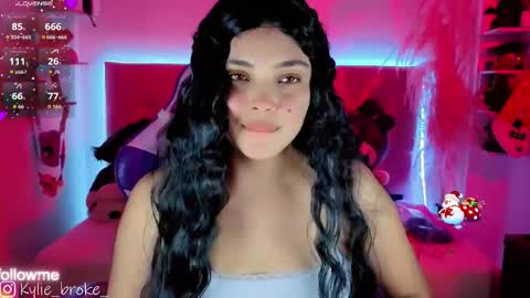 Snapshot of kylie_hottt_ chatting on 11.26.25 k ylie online show from 11.26.25