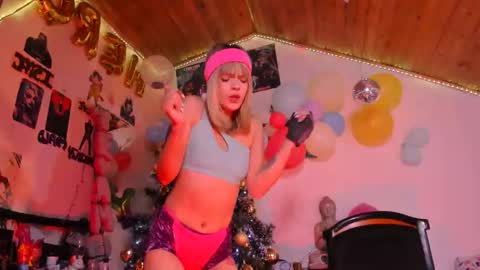 Snapshot of kyliekandy chatting on 11.29.25 online show from 11.29.25