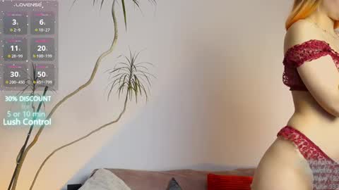 Snapshot of l1ttle_kiki chatting on 03.05.25 Viktoria White online show from 03.05.25