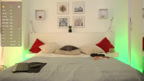 Snapshot of l1ttle_kiki chatting on 10.19.25 Viktoria White online show from 10.19.25