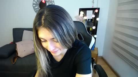 Snapshot of la_rola_ chatting on 11.18.25 Catalina online show from 11.18.25