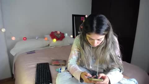 Snapshot of la_rola_ chatting on 12.17.25 Catalina online show from 12.17.25