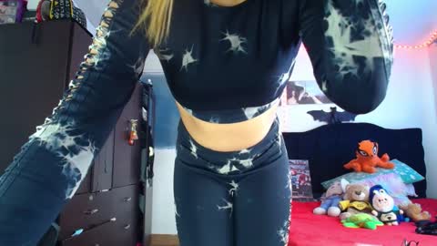 Snapshot of lacolombiana_bitch chatting on 11.27.25 Valentina online show from 11.27.25