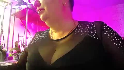 Snapshot of lady_gloria chatting on 01.01.25 Lady Gloria online show from 01.01.25