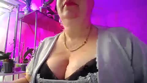 Snapshot of lady_gloria chatting on 01.23.25 Lady Gloria online show from 01.23.25