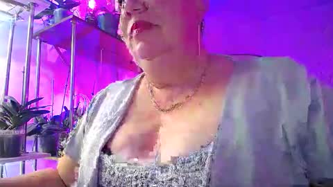 Snapshot of lady_gloria chatting on 10.27.25 Lady Gloria online show from 10.27.25