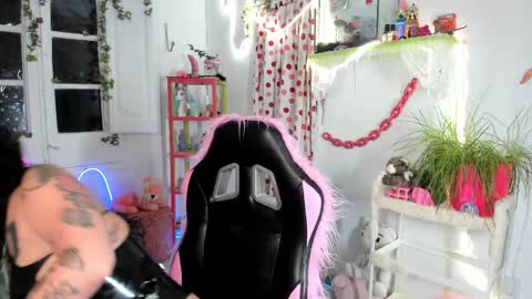 Mia online show from 04.04.26