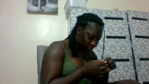 Snapshot of ladyblossoms19 chatting on 01.07.25 lindah32 online show from 01.07.25