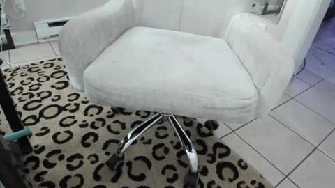 Snapshot of ladylux625 chatting on 12.21.25 luxandleo online show from 12.21.25