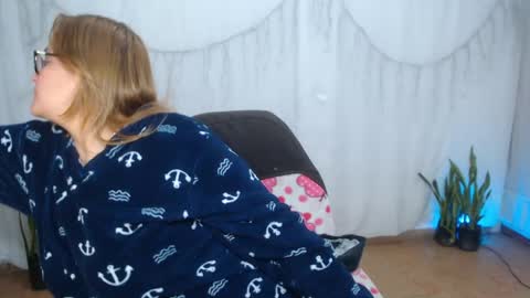 Snapshot of lahurent_weed420 chatting on 04.11.26 paola and a guest lol online show from 04.11.26