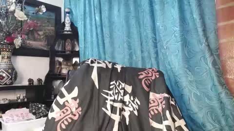 Snapshot of laia_hadid chatting on 11.20.25 laia_hadid online show from 11.20.25