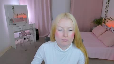 Snapshot of laly_peach chatting on 05.28.26 Laly online show from 05.28.26