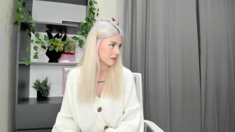 Snapshot of lama0 chatting on 09.22.25 Erika online show from 09.22.25